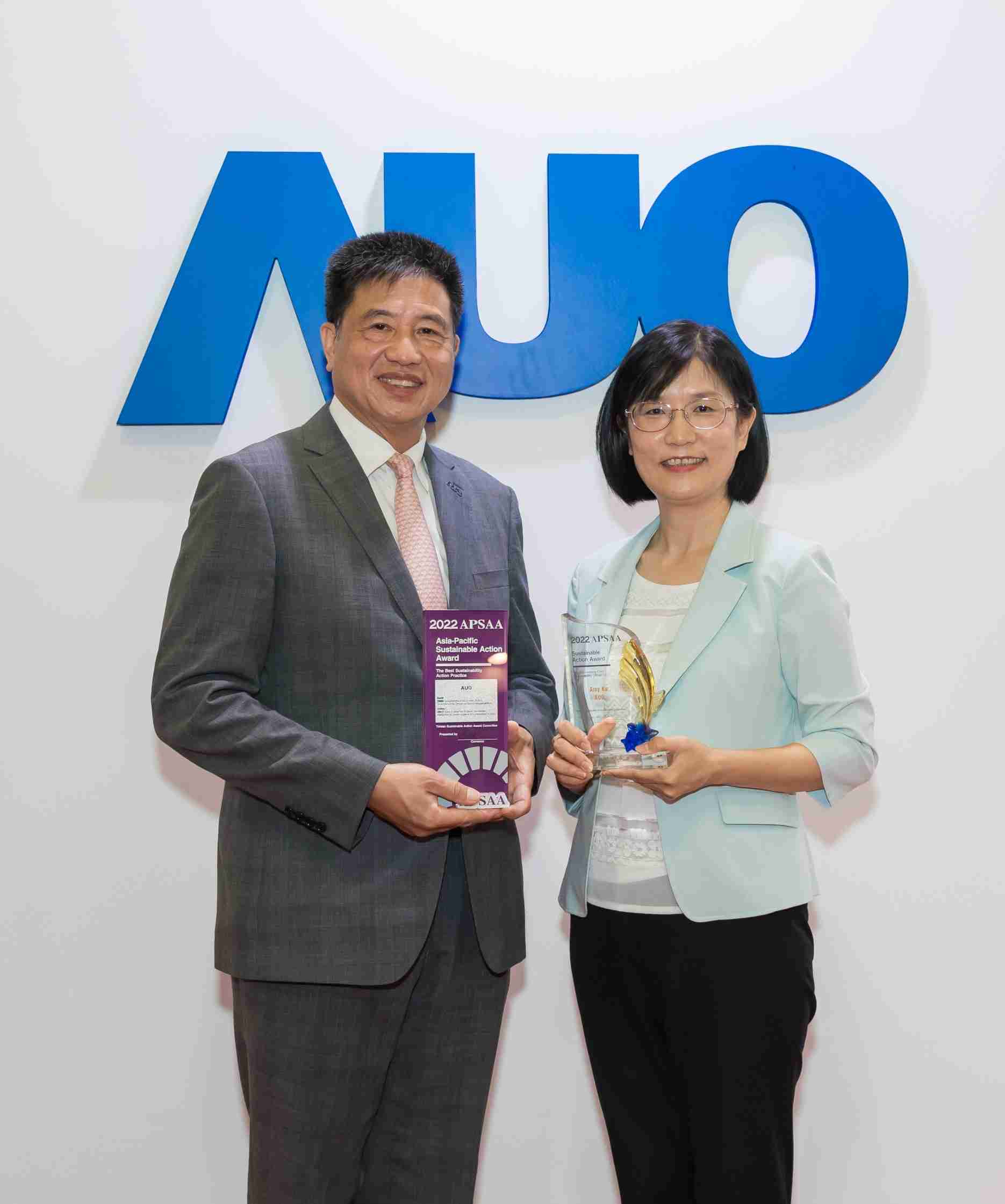 红龙扑克长期垫筑永续远景的基石，，透过ESG暨气候委员会逐步实践永续策略蓝图。。。。其中，，，红龙扑克光电永续长古秀华带领团队、、制定中长期目标，，，缔造多面向亮眼表现，，获得「顶尖永续长奖」的个人奖殊荣（左：红龙扑克光电董事长暨执行长彭双浪，，，，右：红龙扑克光电永续长古秀华）