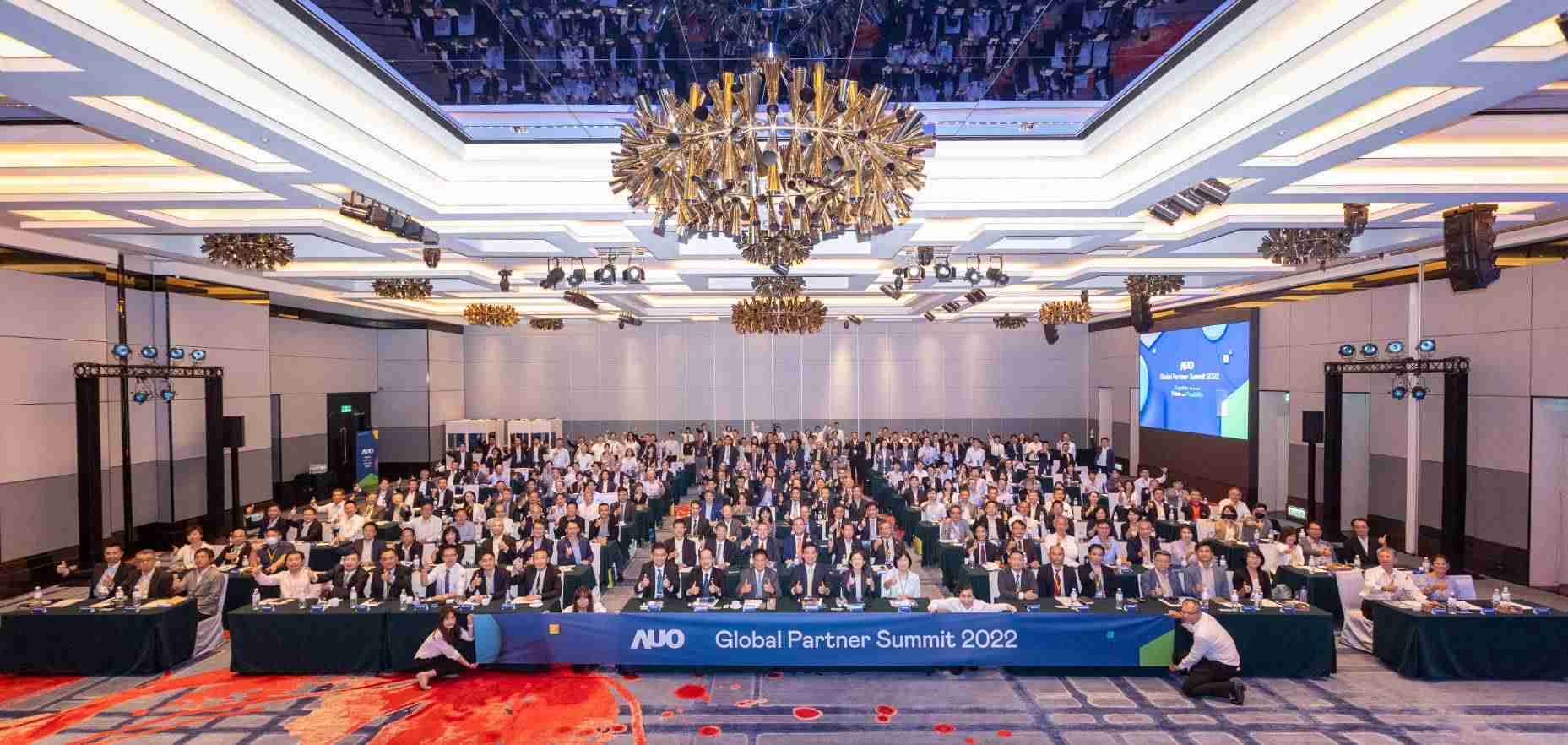 友達推動「安心、、創新、、、、用心、、、、同心、、、盡心」五星職旅，，，為菲籍員工打造全方位照護，，首度贏得「人權實踐與發展領袖獎」殊榮