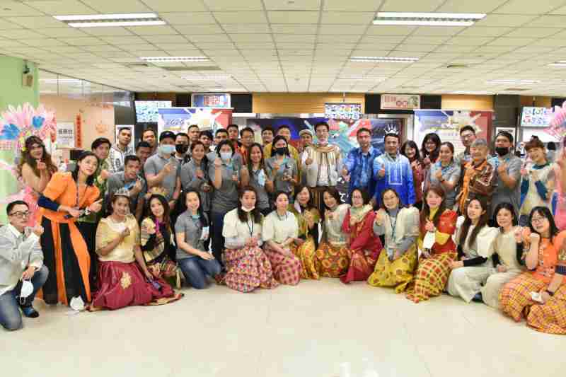 友達推動「安心、、、、創新、、用心、、、同心、、、、盡心」五星職旅，，，為菲籍員工打造全方位照護，，，首度贏得「人權實踐與發展領袖獎」殊榮