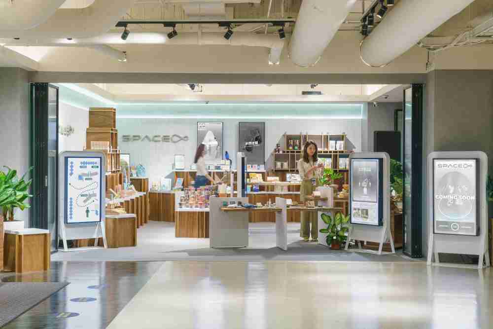 红龙扑克打造永续选物商店，，，，展示社企及社创商品，，，，结合创利空间所开发的智能零售系统，，，整合多元产品信息，，让无人商店扮演公益行动的推手