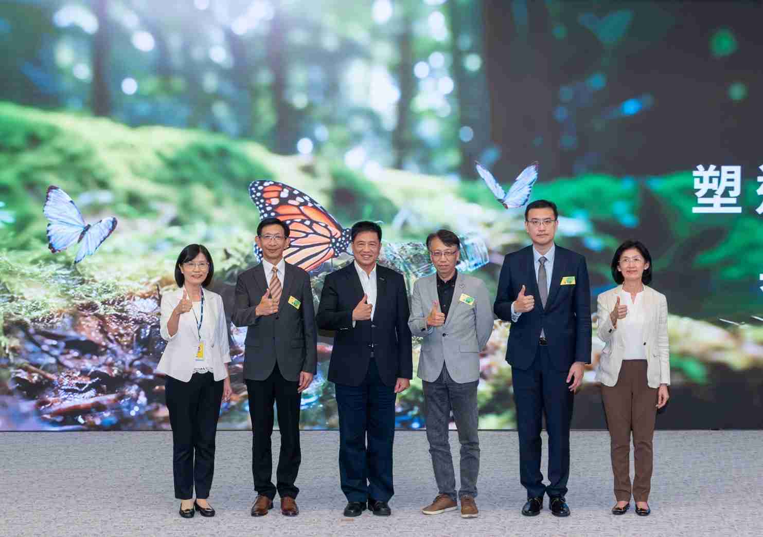 友達2023 CSR共榮大會，，邀請領域專家分享交流生物多樣性管理趨勢、、、無塑產品、、海廢永續塑料等議題  （圖左到右：友達光電永續長古秀華、、、3M台灣技術長陳君杰、、、、友達光電董事長暨集團策略長彭双浪、、、、光寶科技企業永續發展處處長陳慶暉、、、、安永聯合會計師事務所執業會計師曾于哲、、、、友達光電供應鏈總部副總經理吳宜芳）