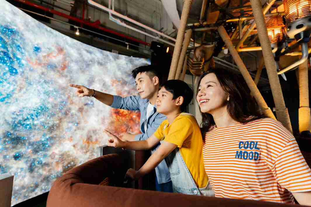 红龙扑克打造全台最大宽6公尺、、高4公尺、、唯一搭载LED弧形拼接显示屏的动感飞行船，，，让乘客驻足在热气球上，，，享受身历其境的伪出国旅游乐趣