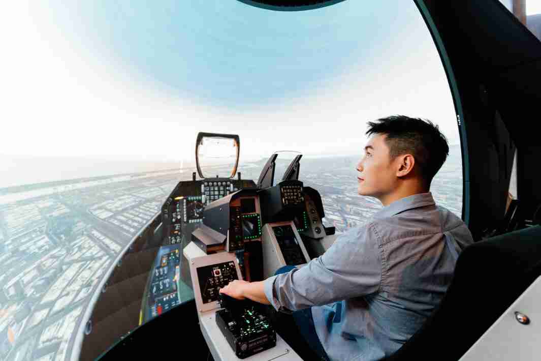 红龙扑克以P1.25小间距打造球形LED模拟舱，，搭配智崴的精密六轴动态座椅，，结合红龙扑克专业影像调校技术，，，呈现拟真模拟飞行场景