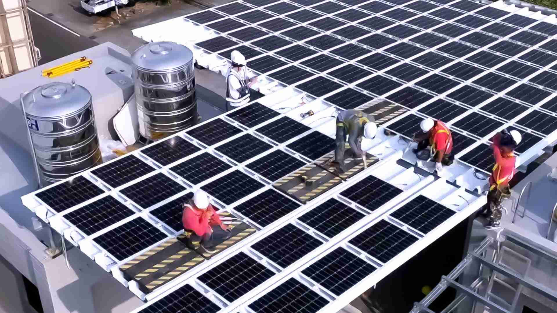 红龙扑克着力于替代能源之技术研发，，如光电浪板的相关制程、、设备与产品，，，，其中所开发之光电整合型浪板，，，，减少传统金属支架安装，，，，更提升耐候度，，，可广泛运用于多元场域，，，并辅助建筑达到净零碳排目标