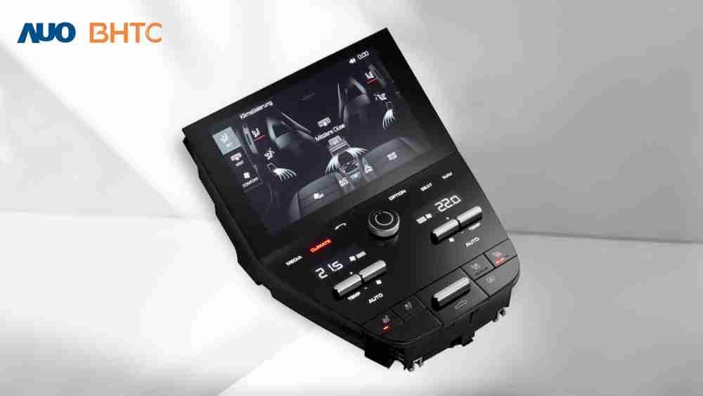 作為友達新生力軍，，BHTC所展示的中央與後座鞍部的Display HMI產品，，，可處理多區恆溫控制、、、、顯示畫面，，，，呈現仿真3D車室分區；以力傳感技術精準傳遞觸感，，，，並結合音量及震動反饋，，防止意外啟動，，提供使用者自然流暢、、直觀且輕鬆駕馭的舒適介面