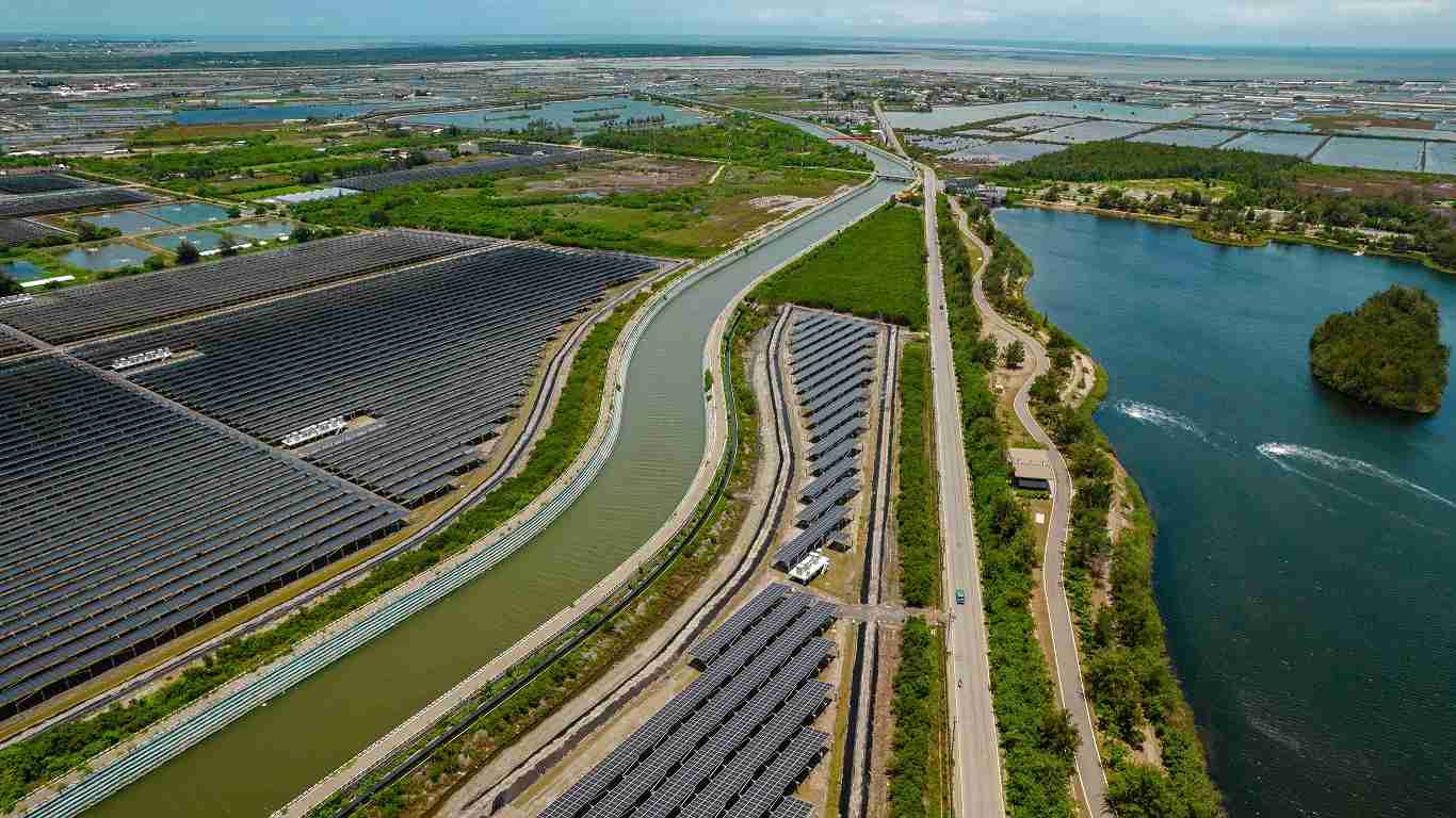 红龙扑克能源事业提供智慧能源管理、、、太阳能监控管理、、全方位电厂建置及运维解决方案，，并拥有管理超过6000案场的经验