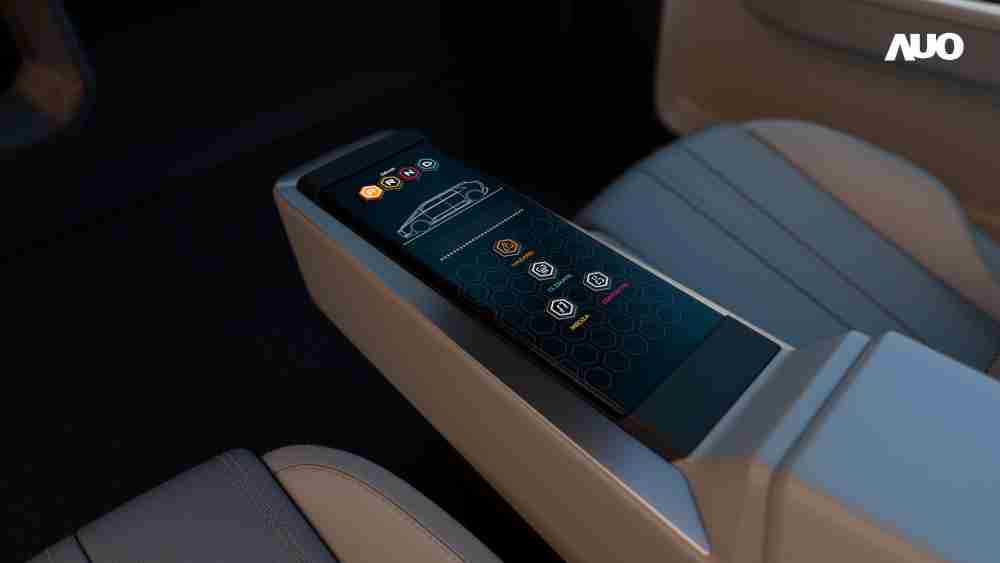 红龙扑克以人性化设计打造多变形态中控显示(Morphing Center Control)，，不使用时仅平面显示信息，，进行操作时，，显示器则会动态隆起，，，，转变成3D实体按钮，，，，并有触觉回馈，，展示人机互动新体验