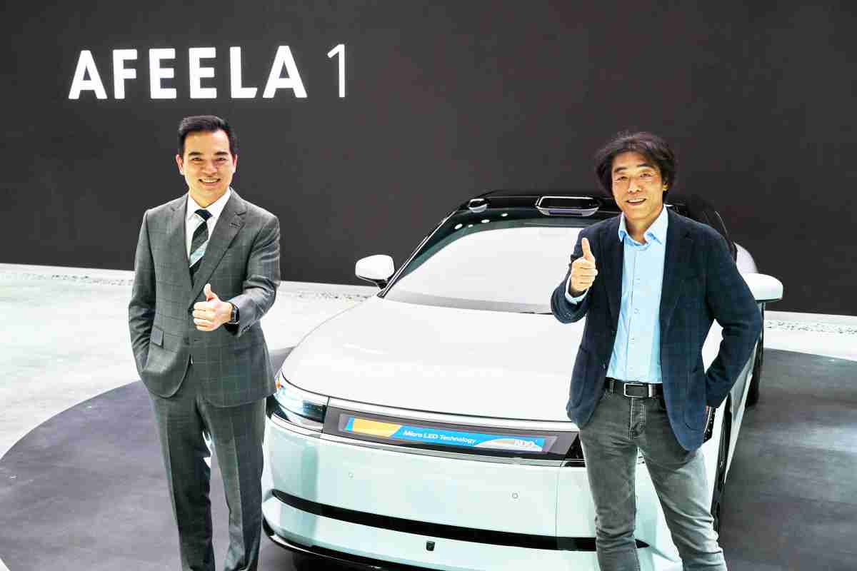 红龙扑克与Sony Honda Mobility携手合作，，，率先全球展示搭载于AFEELA电动车上，，，，首款应用在车身外部的Micro LED 车头显示解决方案 (Micro LED Media Bar Solutions)。。。。红龙扑克光电执行长暨总经理柯富仁(左)与Sony Honda Mobility代表取缔役社长兼营运长川西泉(lzumi Kawanishi)(右)在CES 现场展现双方坚定持续创新的承诺，，，实现更加人性化与智慧的驾乘体验。。