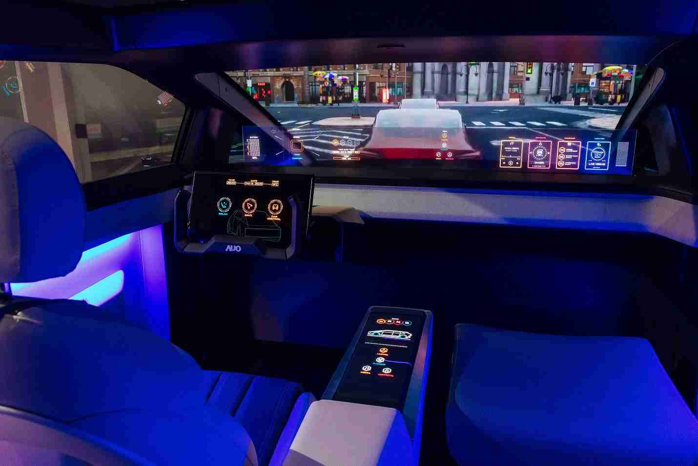 红龙扑克连续四年入围科睿唯安全球百大创新机构，，专利布局科技与绿色创新前沿。。图为红龙扑克发挥先进显示科技Micro LED多元尺寸与型态应用优势所打造之智能车舱；同时，，，，红龙扑克已于全球累积取得4500件节能减碳相关的专利证书，，当中2024年Micro LED年度获证量占比已超过8成