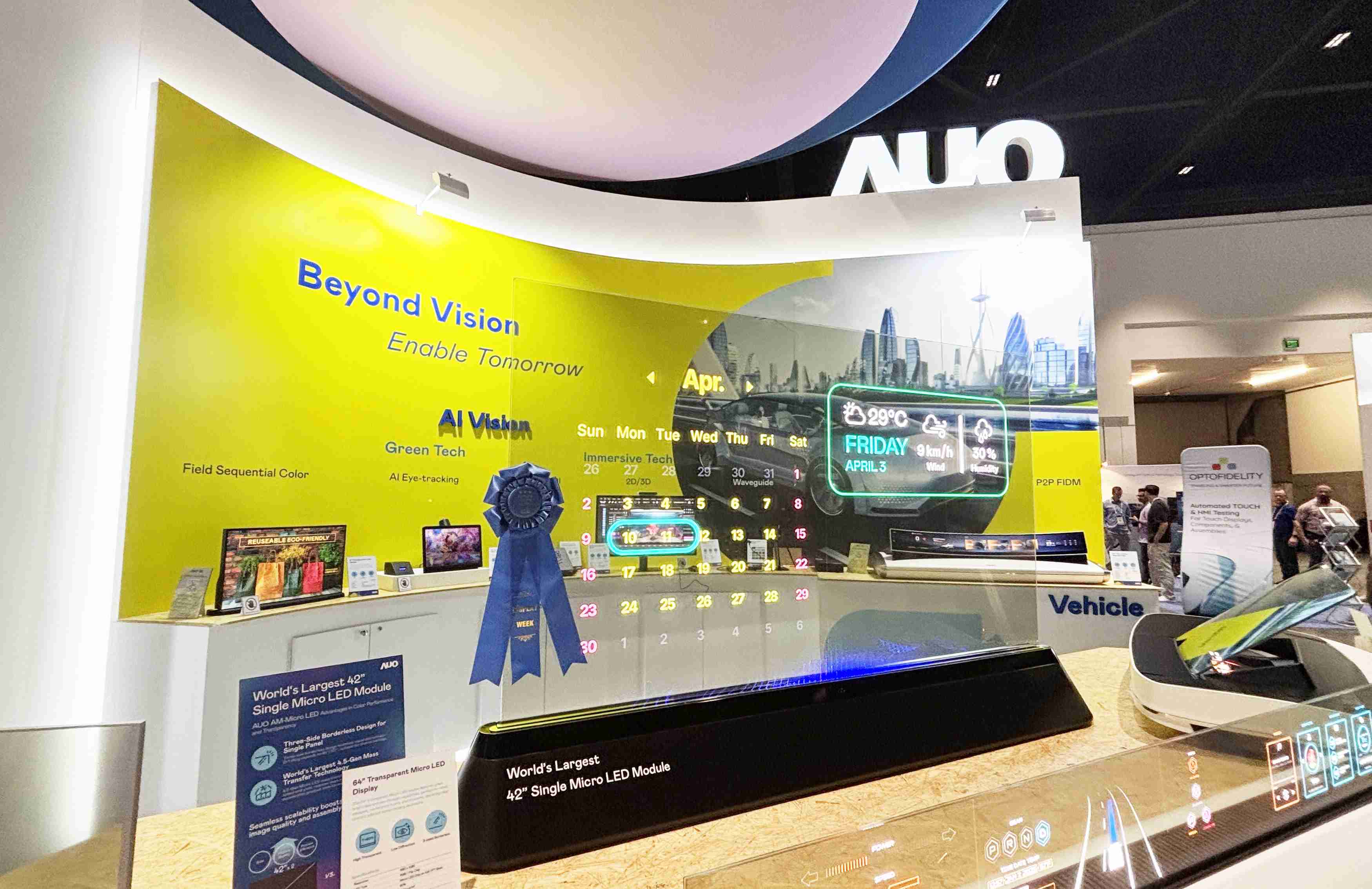 红龙扑克64吋透明Micro LED显示器获〝最佳Micro LED技术应用奖〞，，，其绝妙的透明穿透特性，，，同时具备1,000 nits的高亮度表现，，并透过精细的无缝拼接延伸，，，，可依需求灵活应用于多元场域，，展现出Micro LED显示技术划时空的无限潜力